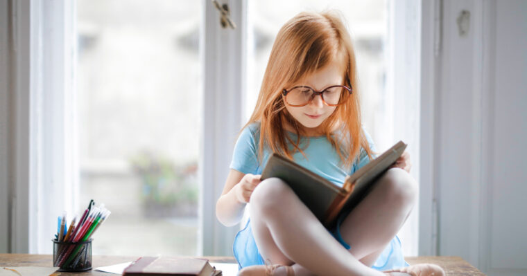 KindleScribe子供が本を読んでいる写真